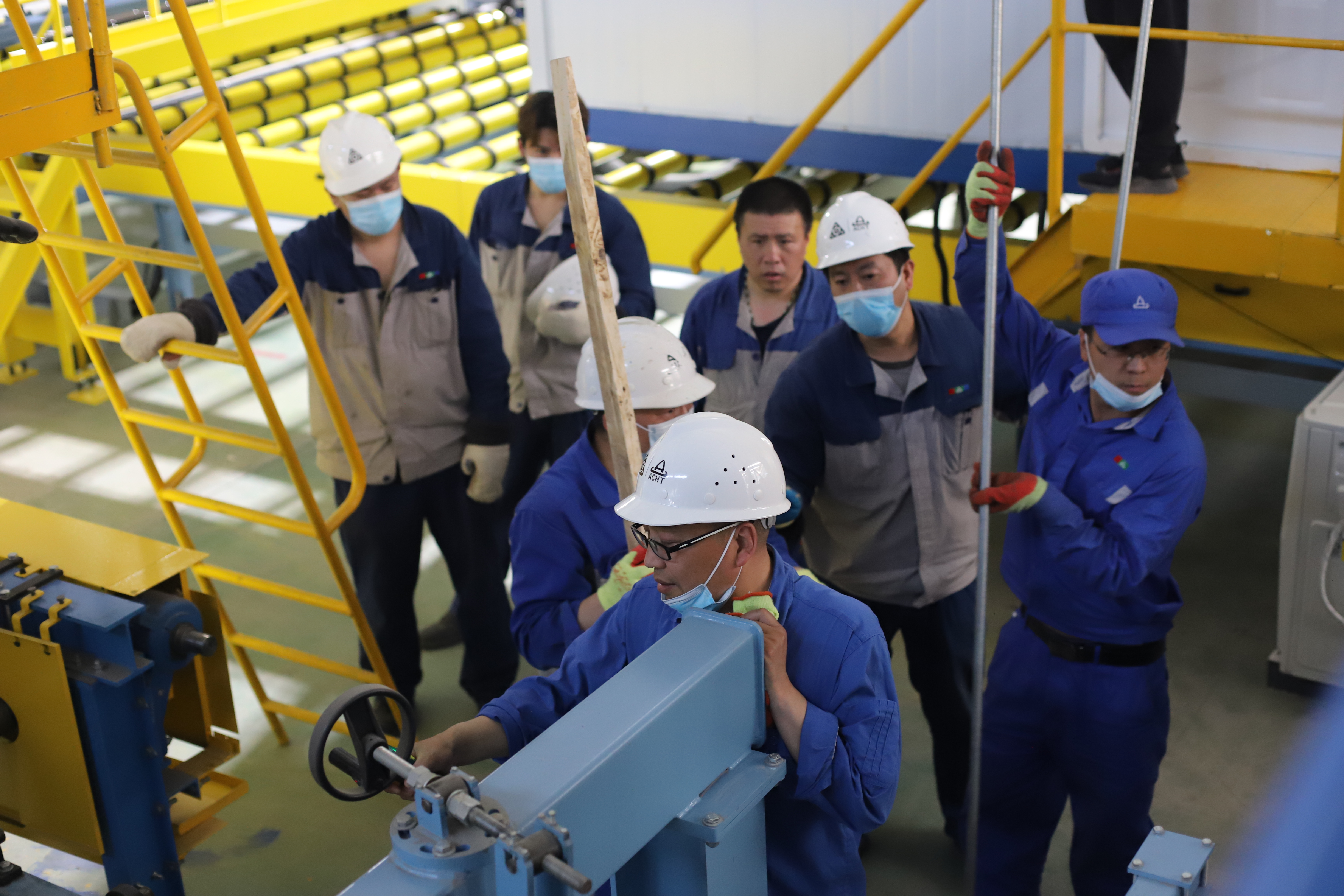 焦作安彩新材料NG体育玻璃生产线引头子成功