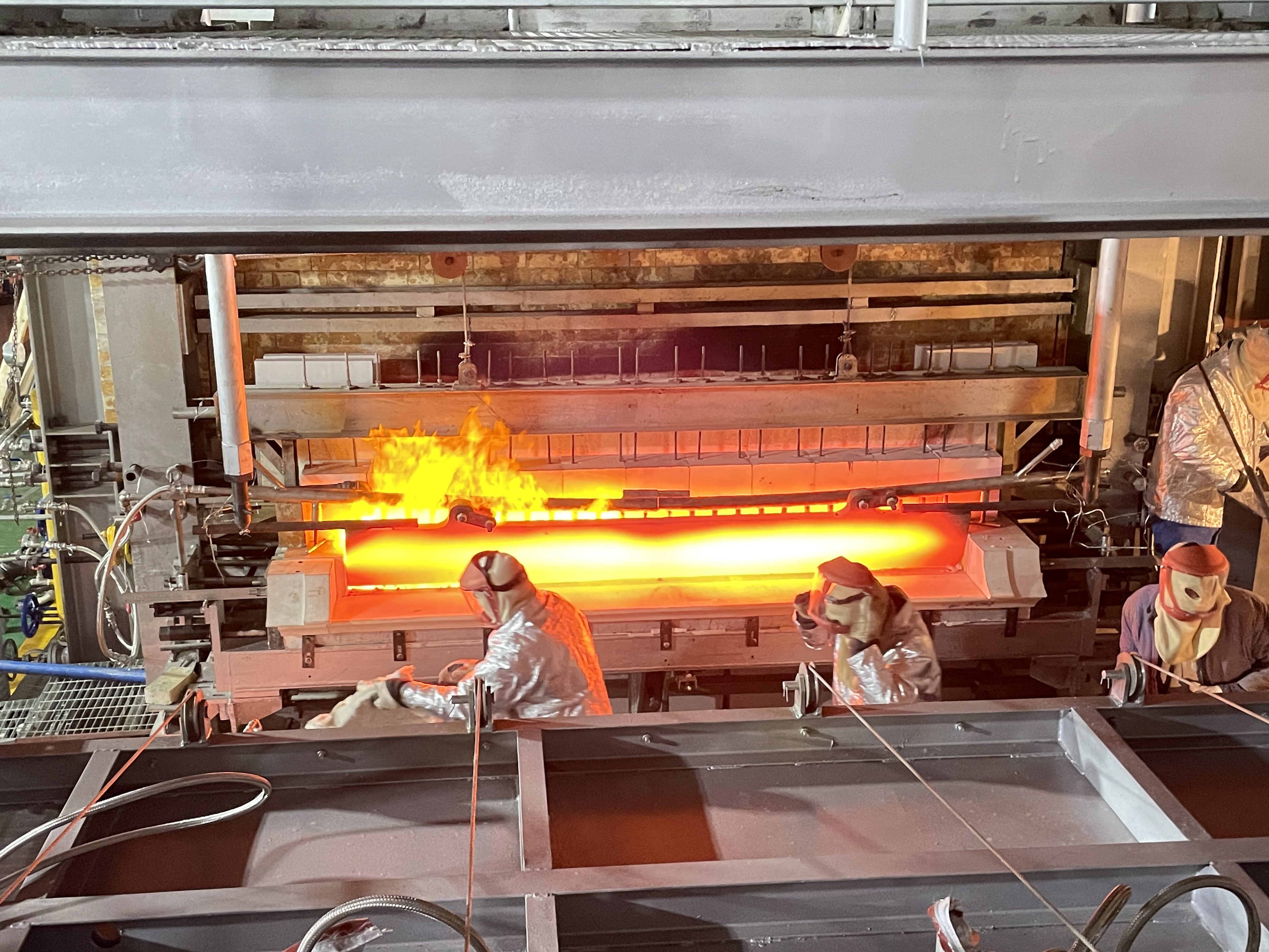 焦作安彩新材料NG体育玻璃生产线引头子成功