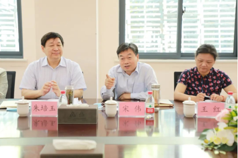中国人民银行郑州中心支行副行长朱培玉一行莅临亚洲顶级体育博彩平台调研